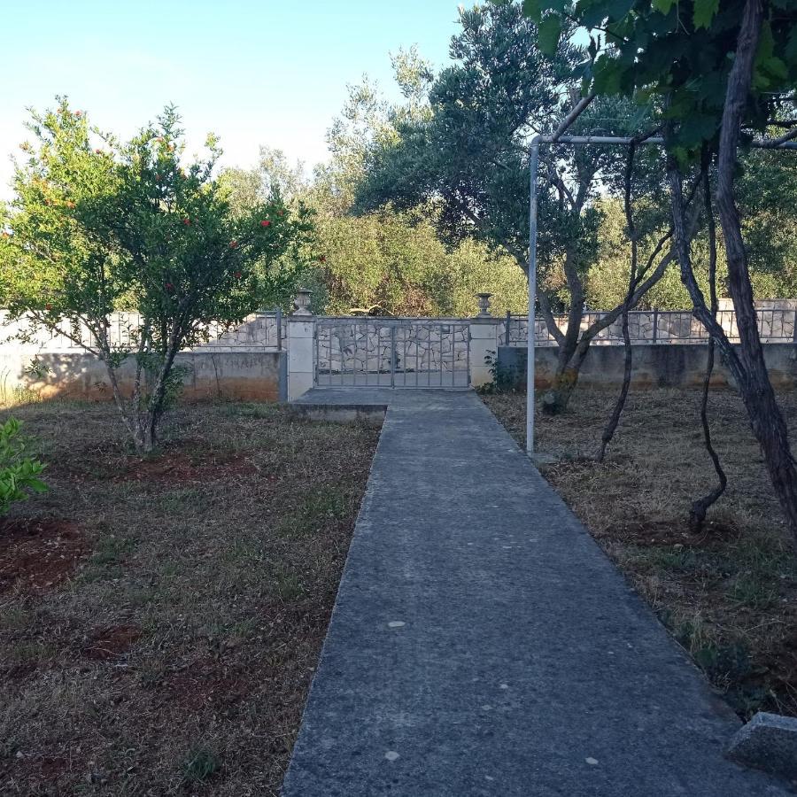 My Mediterranean Villa With Huge Garden And Own Parking Lumbarda Zewnętrze zdjęcie